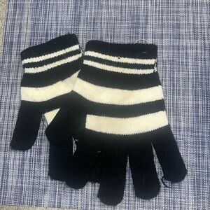 🚫♻️Black and White Knit Gloves